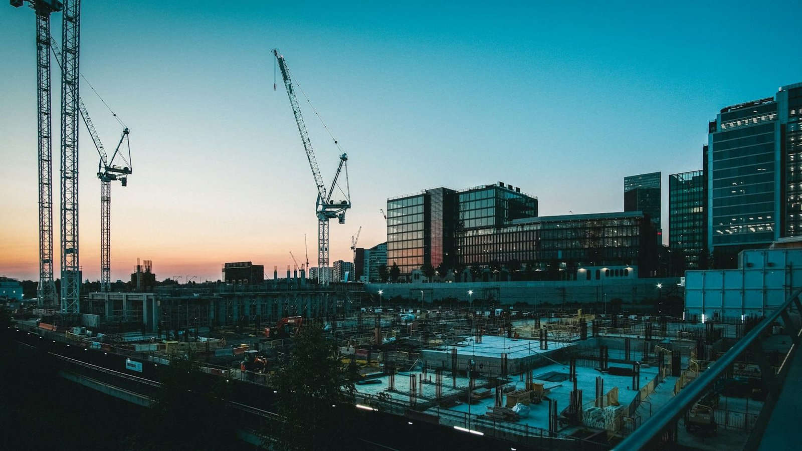 Chantier de construction avec grues