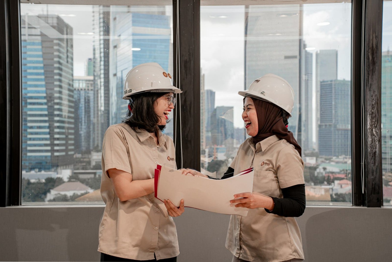 Deux professionnelles étudiant des plans sur un chantier
