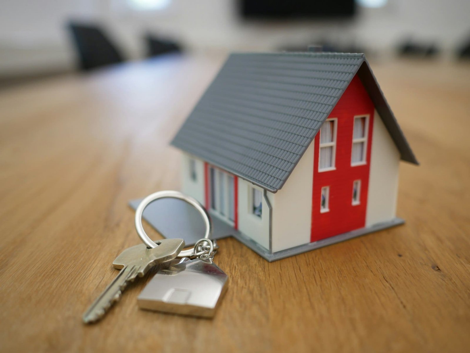 Maquette de maison sur une table