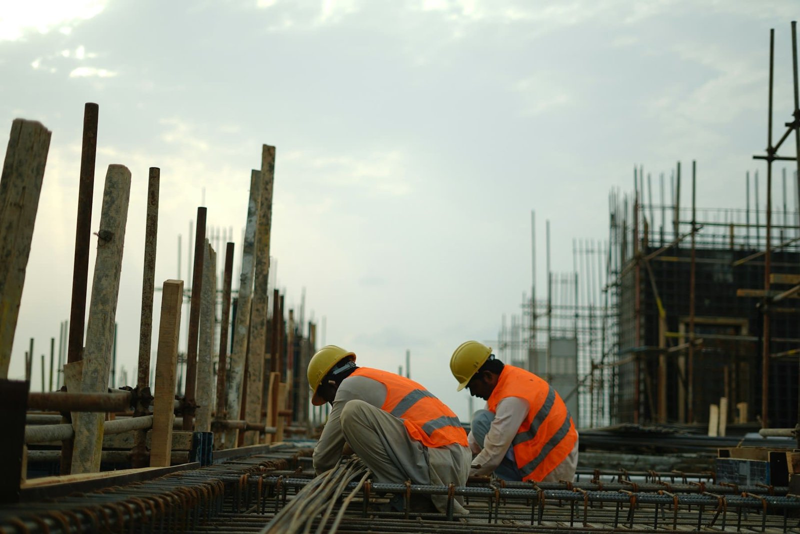 Ouvriers du bâtiment en tenue de sécurité