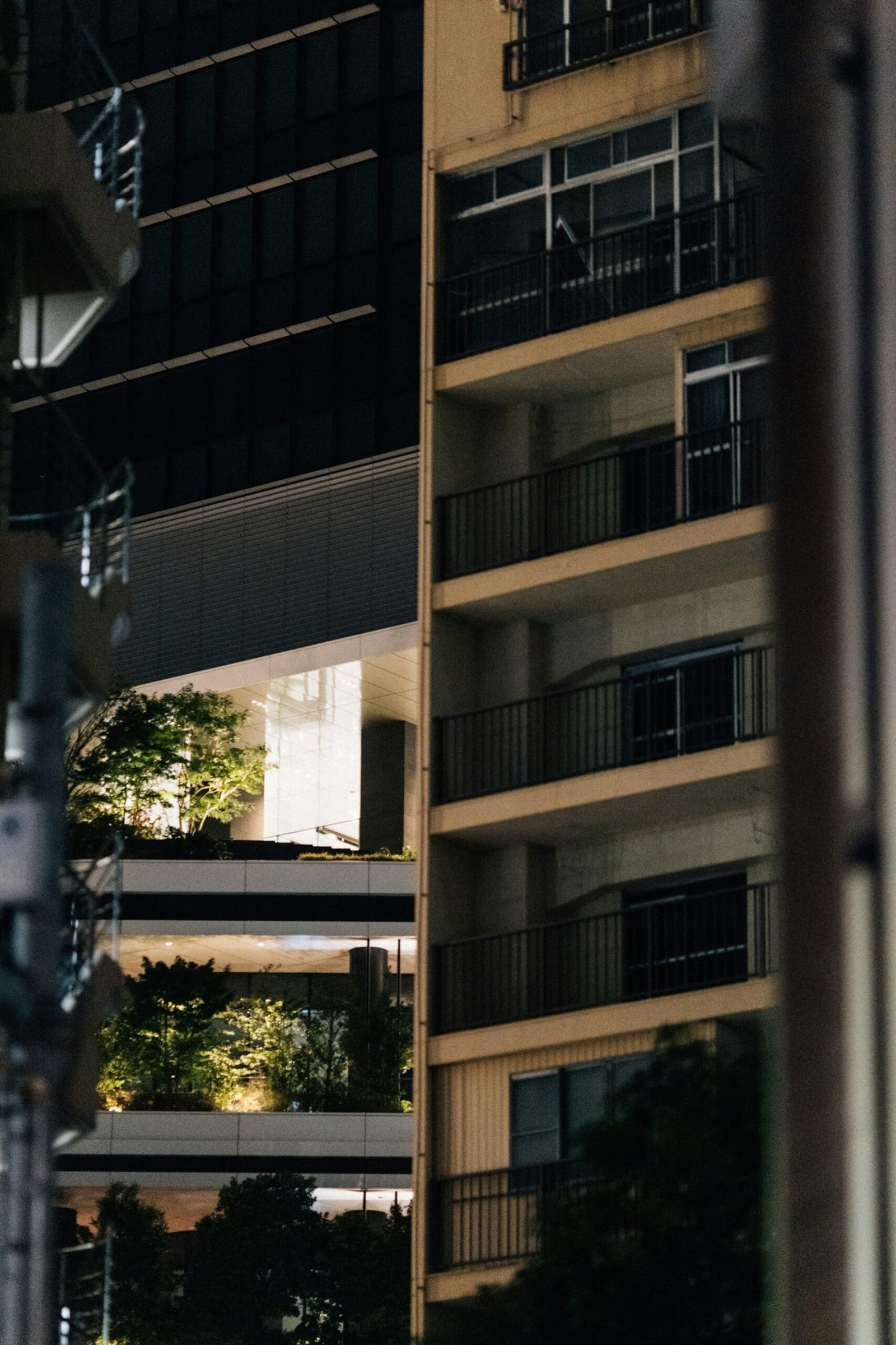 Immeuble à balcons éclairé de nuit