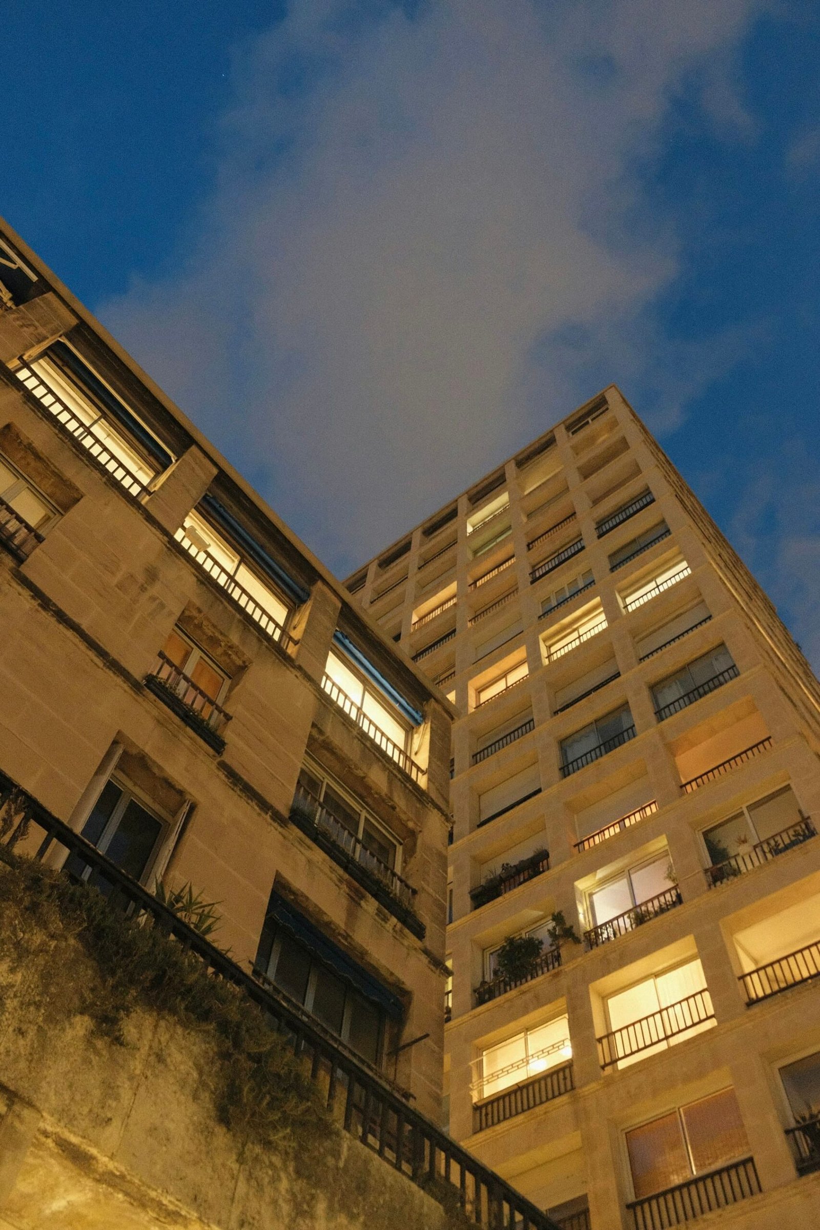 Immeubles d'habitation au crépuscule
