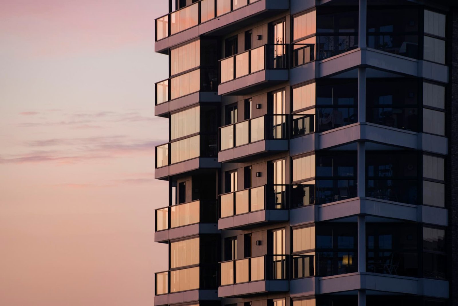 Immeuble moderne aux balcons vitrés