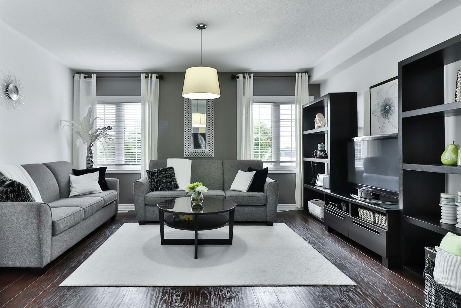 Salon gris et blanc aménagé sur mesure