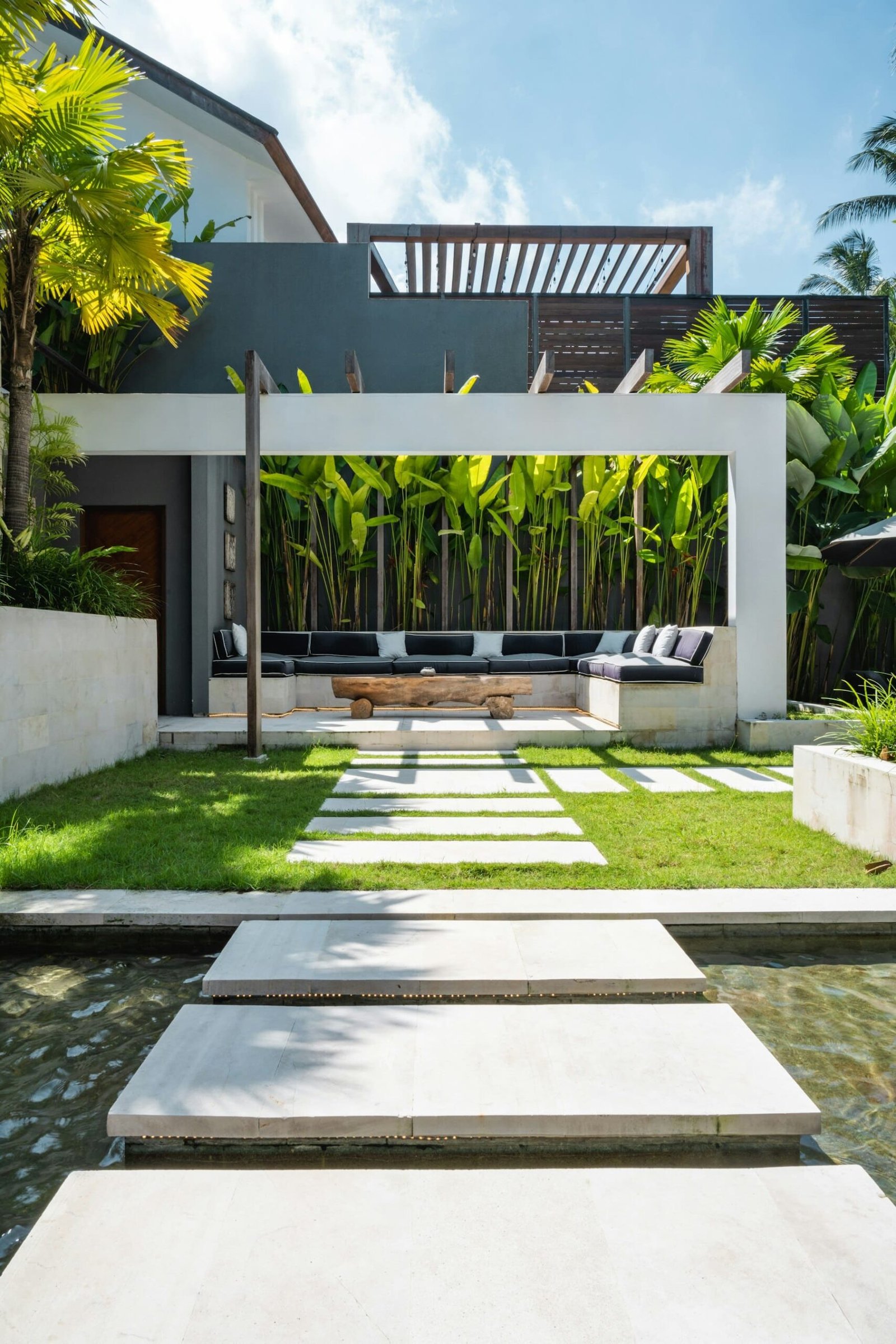 Maison moderne et jardin paysager