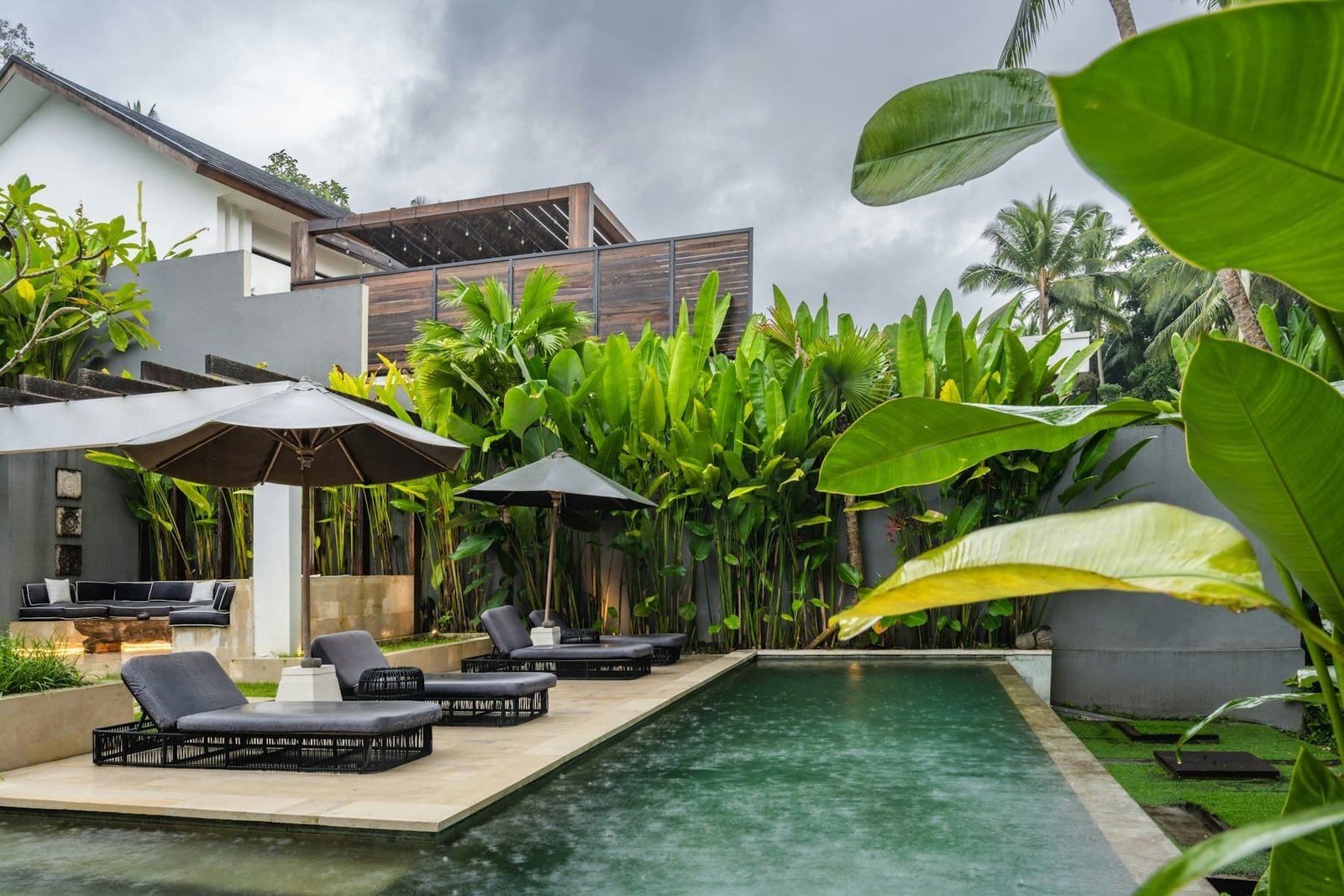Villa avec piscine entourée de verdure